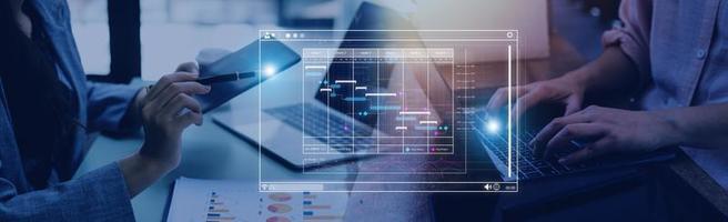 Analyst, der mit Computern in Geschäftsanalyse- und Datenverwaltungssystemen arbeitet, um einen Bericht mit KPI und Metriken zu erstellen, die mit der Datenbank verbunden sind. Unternehmensstrategie für Finanzen, Betrieb, Vertrieb, Marketing foto