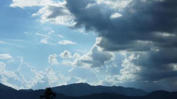 der Blick auf den blauen Himmel mit den weißen Wolken im Sommer foto