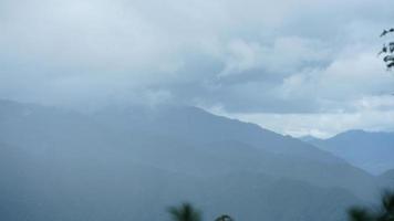 die Aussicht auf die regnenden Berge mit den nebligen und nebligen Regentröpfchen foto