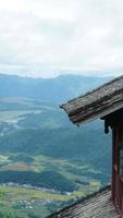 die alte tempelansicht mit den alten chinesischen gebäuden gelegen auf der spitze der berge foto