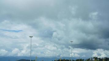 der Blick auf den blauen Himmel mit den weißen Wolken im Sommer foto