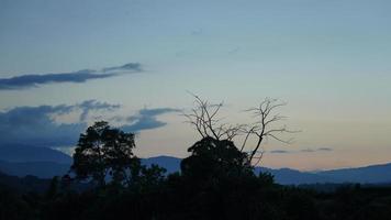 der bluetime blick in die landschaft nach sonnenuntergang foto