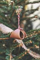 Lederspielzeug auf Weihnachtsbaumast. handgefertigte Zero-Waste-Weihnachtsornamente. foto