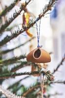 Lederspielzeug auf Weihnachtsbaumast. handgefertigte Zero-Waste-Weihnachtsornamente. foto