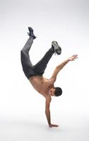 coole junge Breakdancer, die im Studio auf weißem Hintergrund auftreten. foto