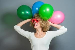 lustige blonde frauen, die luftballons halten, die neues jahr feiern foto