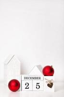 weihnachtskalender aus holz mit roten ornamenten und datum 25. dezember. vertikales banner mit platz für text foto