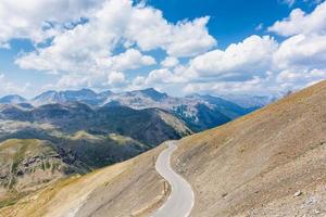 malerischer blick auf die straße auf den französischen alpen im mercantour-nationalpark gegen den dramatischen himmel foto