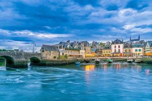 malerischer blick auf port saint-goustan, bretagne frankreich während des herbststurms foto