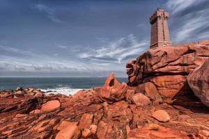 Malerischer Blick auf den Leuchtturm von Men-Ruz in der Bretagne, Frankreich, gegen den dramatischen Herbsthimmel foto