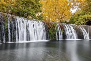 Malerischer Blick auf den Wasserfall im Wald in Südfrankreich im Herbst foto