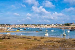 Malerischer Blick auf den kleinen Hafen in der Bretagne, Frankreich bei Ebbe gegen dramatischen Himmel foto