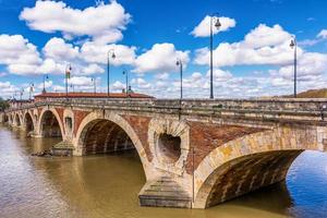 Malerischer Blick auf die alte Brücke in Toulouse gegen den dramatischen Frühlingshimmel foto