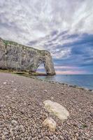 malerischer blick auf die klippen von etretat gegen dramatischen stürmischen himmel in der normandie, frankreich foto