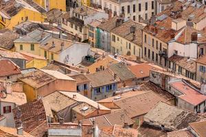 Luftaufnahme von Gebäuden in der mediterranen Altstadt in Südfrankreich foto