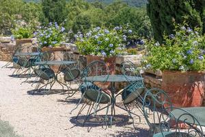 Malerischer Blick auf die Terrassentische im Freien in einer Reihe von einem heißen Sommer in der Provence foto