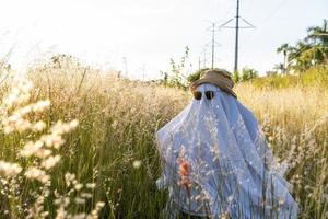 Fröhliches Halloween. süßer lustiger Geist gegen eine strukturierte alte Wand, Vintage-Stahl. Halloween glücklich foto