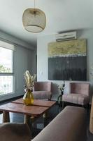 Wunderschönes Zimmer mit terrakottafarbenen Möbeln, modernem und elegantem Design foto