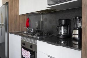 Küchengeschirr aus Edelstahl vor dunkelgrauem Hintergrund. neue Kochutensilien. foto