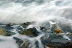 Turbulenzen Meerwasser und Felsen an der Küste foto