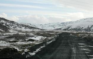 kurvenreiche Schneestraße in Island-Landschaft foto