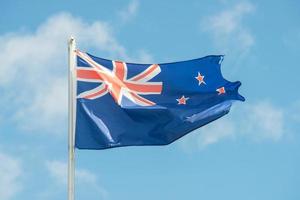 die neuseeländische flagge bewegt sich durch den wind. die neuseeländische flagge ist das symbol des reichs, der regierung und der neuseeländischen bevölkerung. foto