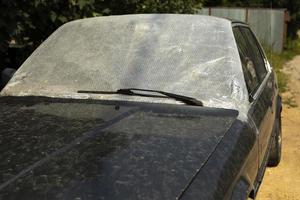 Maschine ohne Frontscheibe. kein glas im auto. zerbrochenes Fenster im Transport. foto