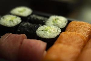 Sushi mit Lachs. asiatische Küche. Meeresfrüchte aus dem Restaurant. foto