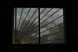 Fenster im Gebäude. einzelnes Fenster. Licht im dunklen Innenraum. Glas am Abend. foto