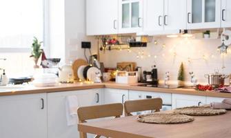 festliches weihnachtsdekor und durcheinander in der hellen küche, festliches frühstück, weißes skandinavisches interieur. neues Jahr, Stimmung, gemütliches Zuhause foto