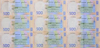 Eine Nahaufnahme eines Musters vieler ukrainischer Banknoten mit einem Nennwert von 500 Griwna. hintergrundbild auf geschäft in der ukraine foto