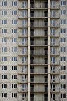 Strukturmuster einer russischen Whitestone-Wohnhauswand mit vielen Fenstern und Balkon im Bau foto