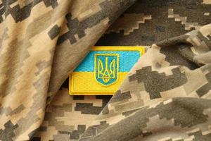 militärischer Tarnstoff mit ukrainischer Flagge auf einheitlichem Chevron foto