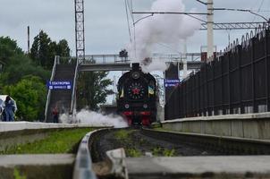 antiker schwarzer Retro-Zug auf der Strecke. foto