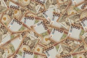 2000 ungarische Forint-Scheine liegen in einem großen Haufen. konzeptioneller hintergrund des reichen lebens foto