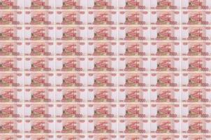 5000 russische Rubel-Scheine, die im Geldproduktionsförderer gedruckt wurden. Collage aus vielen Rechnungen. Konzept der Währungsabwertung foto