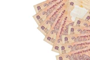 10 indische Rupien-Scheine liegen isoliert auf weißem Hintergrund mit Kopierraum. konzeptioneller hintergrund des reichen lebens foto