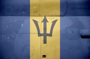 Barbados-Flagge auf dem Seitenteil des militärischen Panzerhubschraubers in der Nähe. konzeptioneller hintergrund der armeeflugzeuge foto