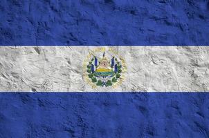 el salvador-flagge in hellen farben auf alter reliefverputzwand dargestellt. strukturierte Fahne auf rauem Hintergrund foto