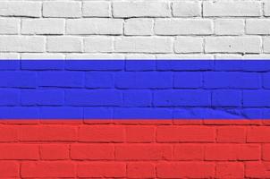 Russland-Flagge in Lackfarben auf alter Backsteinmauer dargestellt. strukturiertes banner auf großem backsteinmauermauerwerkhintergrund foto