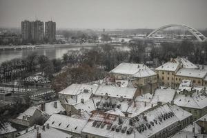 Blick auf Novi Sad von der Festung Petrovaradin im Winter foto