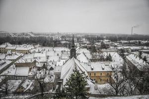 ein Panoramablick auf die schneebedeckten Dächer von Petrovaradin foto