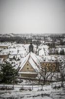 ein Panoramablick auf die schneebedeckten Dächer von Petrovaradin foto