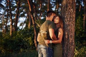 schönes junges paar hat tagsüber eine gute zeit im wald foto