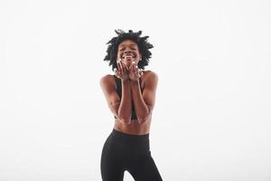 perfekte Körperform. junge schöne Afro-Amerikanerin im Studio vor weißem Hintergrund foto
