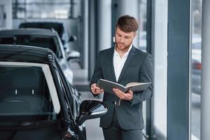 moderner stilvoller bärtiger geschäftsmann im autosalon foto