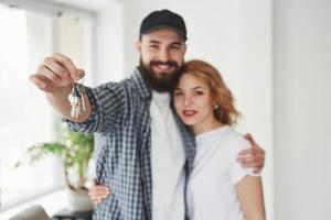 Vorderansicht. glückliches paar zusammen in ihrem neuen haus. Vorstellung von Bewegung foto