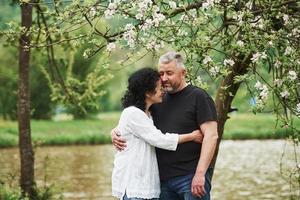 Fröhliches Paar, das ein schönes Wochenende im Freien genießt. gutes Frühlingswetter foto