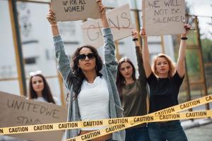 Demokratie in europäischen Ländern. Eine Gruppe feministischer Frauen protestiert im Freien für ihre Rechte foto