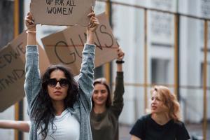 Appell an die Exekutive. Eine Gruppe feministischer Frauen protestiert im Freien für ihre Rechte foto